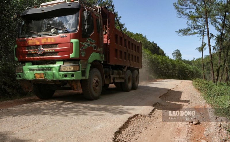 Provincial Road 9 in Hue was crushed by heavy trucks, most of the route was seriously degraded. Photo: Nguyen Luan