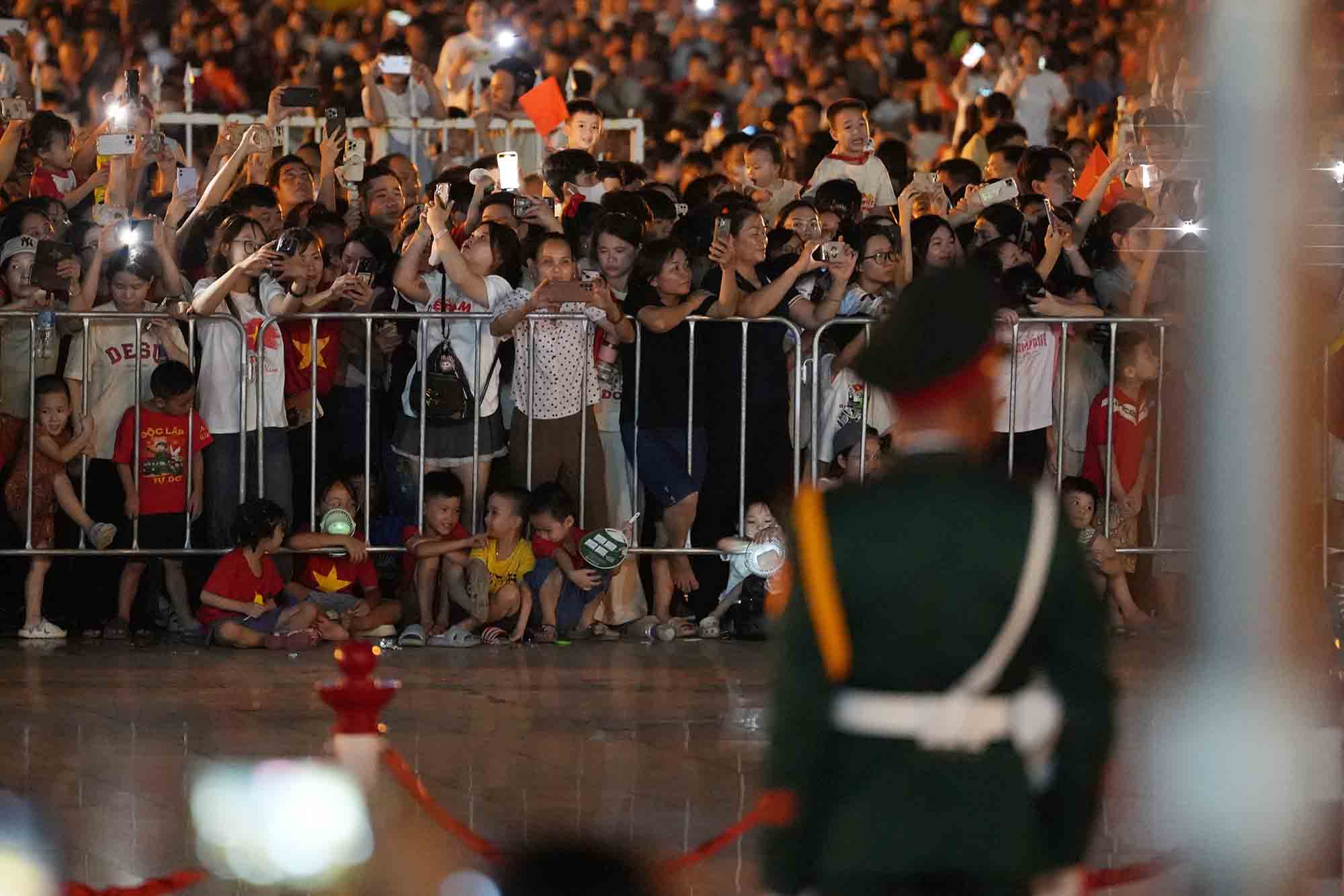 Nhieu nguoi dan trong do co tre nho den den tu chieu, cho 15 dai bac dong loat khai hoa. 