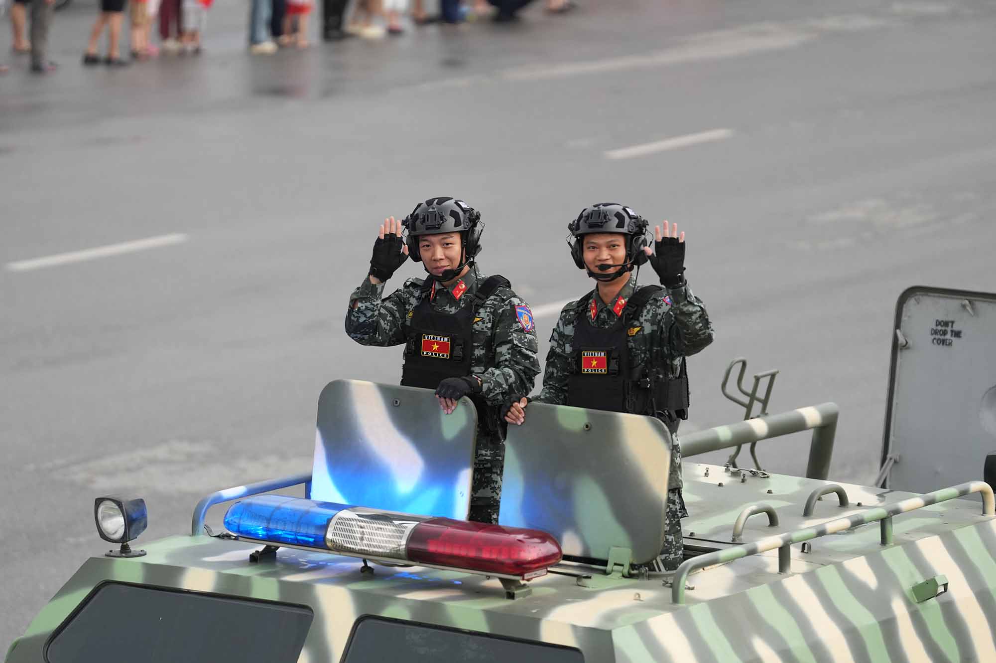 Can bo, chien si Cong an vay chao, dap lai tinh cam nguoi dan. 