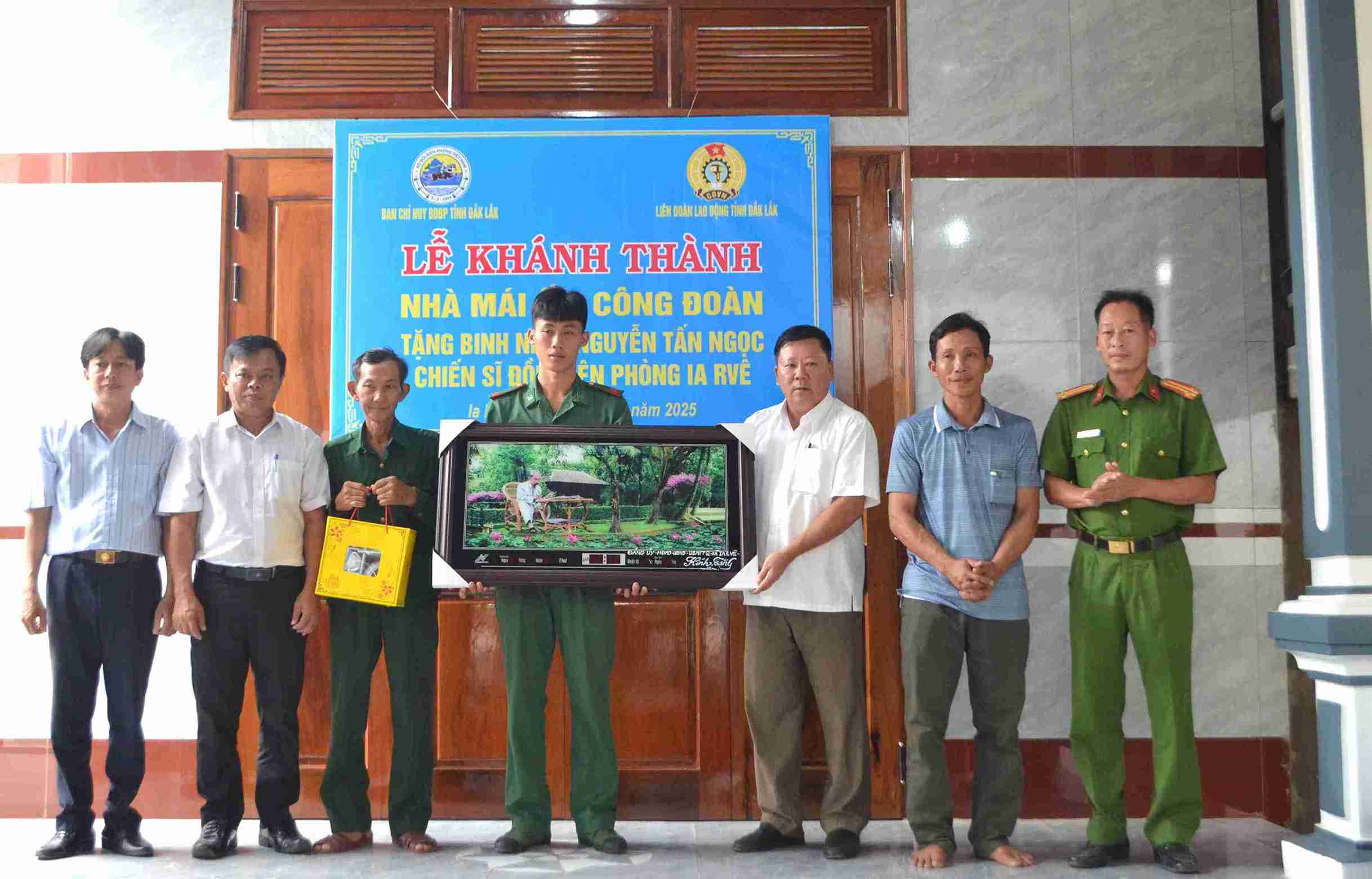 군인 응우옌 떤 응옥은 각급 정부로부터 106 노동조합의 따뜻한 보금자리 주택 건설 지원을 받았습니다. 사진: 바오 쭝