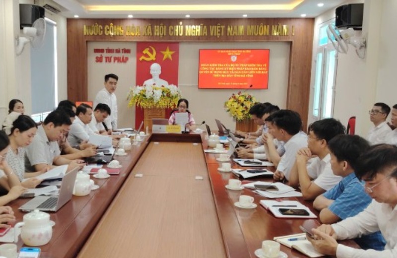 The Inspection Team of the Ministry of Justice inspected the registration of security measures using land use rights and assets attached to land in Ha Tinh province. Photo: Ministry of Justice