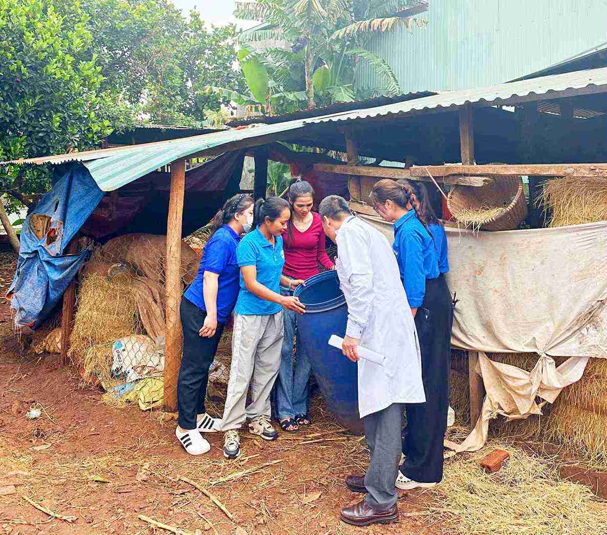 The functional forces of Buon Ma Thuot ward (Dak Lak province) went to each village and hamlet to propagate to people on the prevention and control of dengue fever. Photo: Huong Giang
