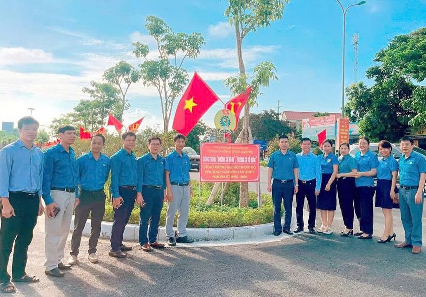 Sam Son 구 노동조합과 HTD 건설 및 프로젝트 관리 합자 회사 노동조합은 '당기선' '조국기선' 모델을 출시했습니다. 사진: Le Hien
