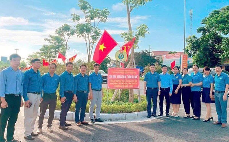 The Sam Son Ward Trade Union and the Trade Union of Construction and Project Management Joint Stock Company launched the model "Party Flag Road" and "Fatherland Flag Road". Photo: Le Hien