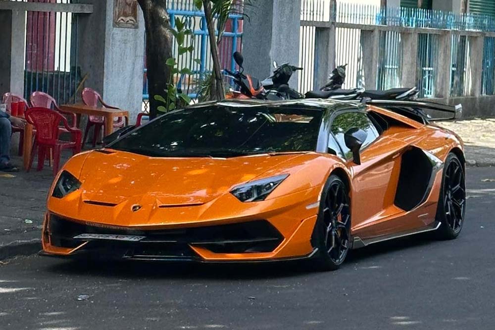 El Lamborghini Aventador SVJ Roadster naranja fue registrado cuando aparecio en las calles de Dak Lak. Foto: Quan Nguyen