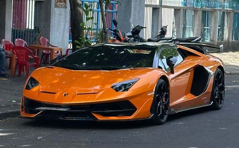 The orange Lamborghini Aventador SVJ Roadster is noted when appearing on the streets of Dak Lak. Photo: Quan Nguyen