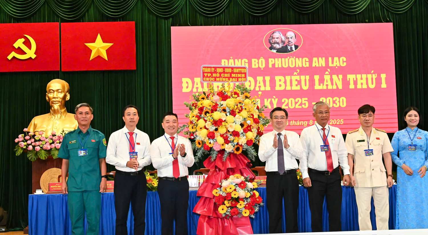 Ong Nguyen Thanh Nghi - Pho Bi thu Thuong truc Thanh uy TPHCM tang hoa chuc mung dai hoi.  Anh: Viet Dung