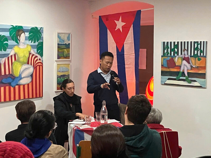 Ong Duong Xuan Hieu chia se ve Cong doan Viet Nam voi Hoi Huu nghi Ao-Cuba tai thanh pho Linz, Cong hoa Ao. Anh: Emma Wyschata