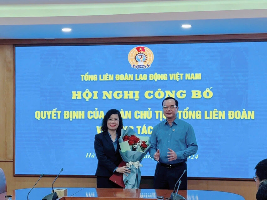 Ba Tran Thi Mai Huong nhan Quyet dinh dai dien phan von cua Tong Lien doan tai Cong ty co phan In cong doan Viet Nam do ong Nguyen Dinh Khang - Uy vien Trung uong Dang, Chu tich Tong LDLDVN trao. Anh: Nguyen Thi Dung