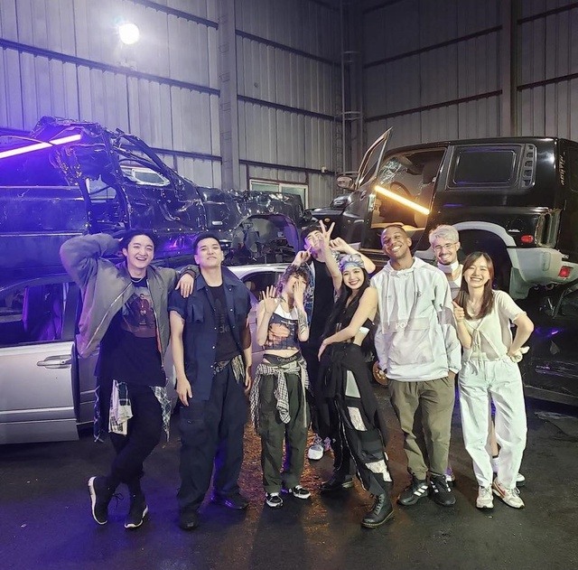 Meichan (ngoai cung ben phai) tung co co hoi lam viec voi e-kip cua Lisa nhom Blackpink. Anh: Nhan vat cung cap