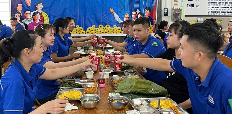 조합원들이 베트남 SCHLEMMER에서 노동조합 식사를 즐기고 있습니다. 사진: 흥옌 노동조합