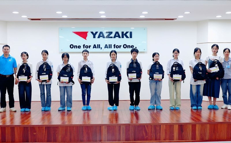 Yazaki Hai Phong Vietnam Co., Ltd. in Thai Binh coordinated with the union to reward the children of workers and laborers. Photo: Yazaki Thai Binh Trade Union