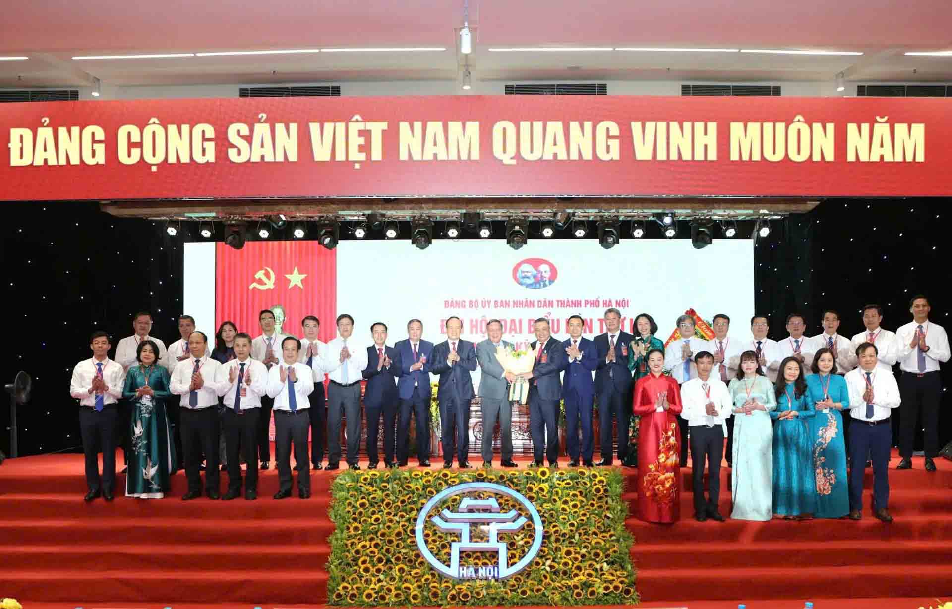 The Executive Committee of the Party Committee of the Hanoi People's Committee, term I, 2025 - 2030, launched the Congress. Photo: Thanh Hai