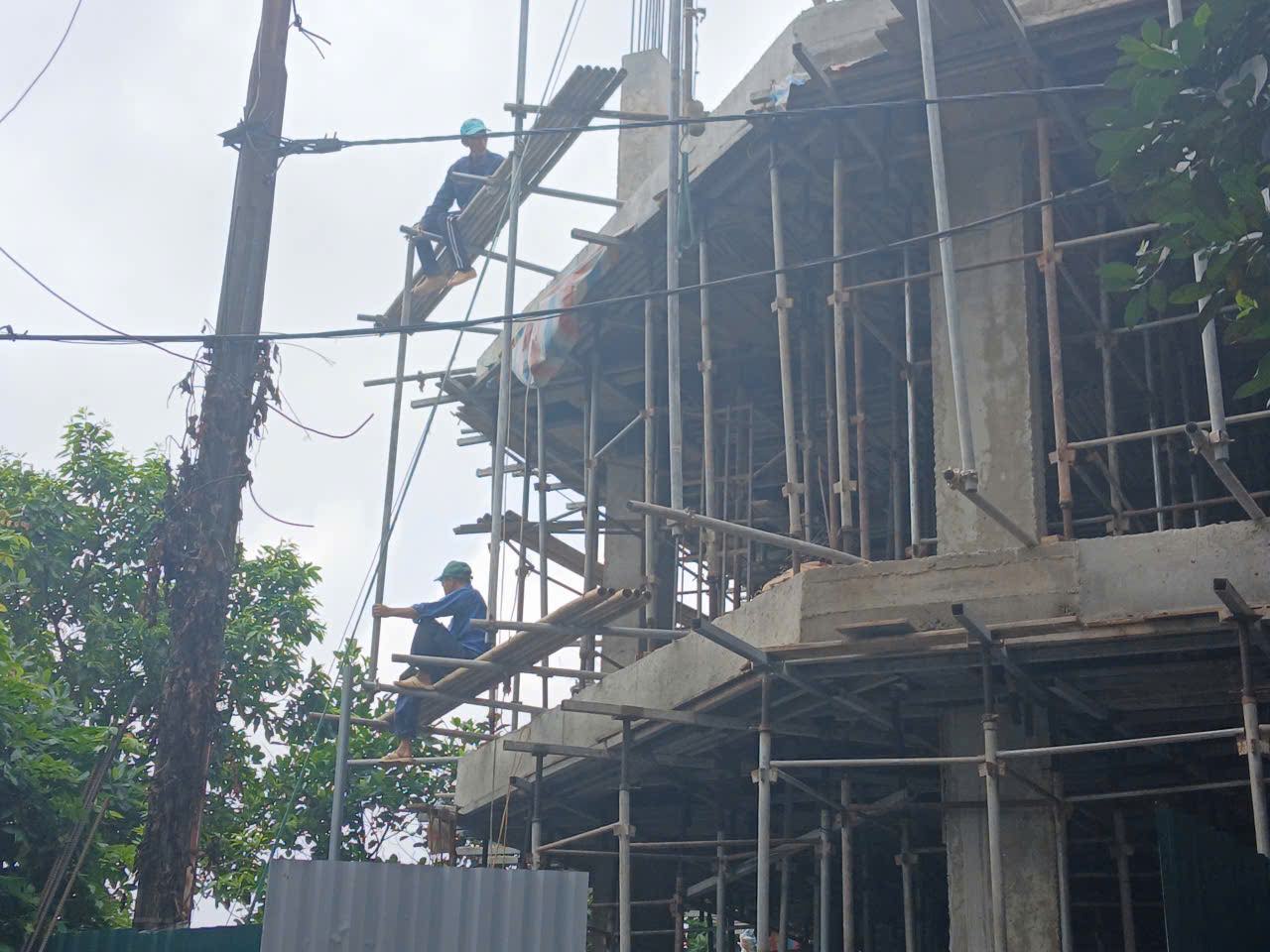 La vie de retraite loin de la campagne pour gagner sa vie sur les chantiers de construction accepte les difficultes pour s'occuper de sa famille. Photo : Thanh Nhan
