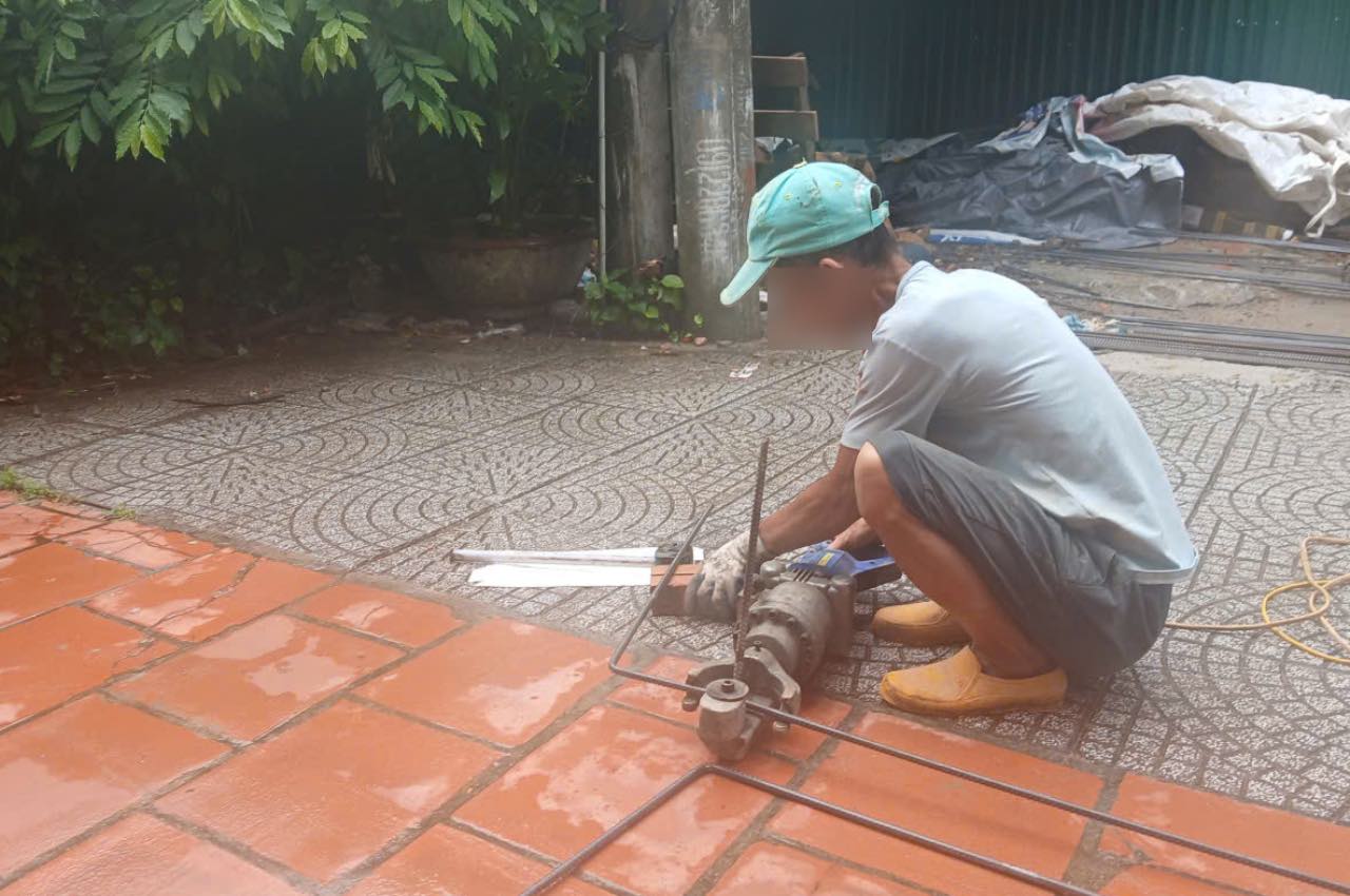 Nguoi phu ho xa que muu sinh tai cong trinh xay dung nha o tai TP Ha Noi. Anh: Thanh Nhan