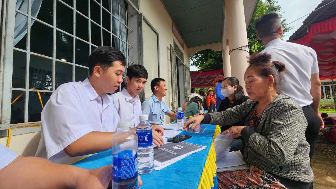 Cán bộ xã Hòa Phú (tỉnh Đắk Lắk) đến tận các thôn, buôn hướng dẫn người dân giải quyết các thủ tục hành chính. Ảnh: Bảo Trung