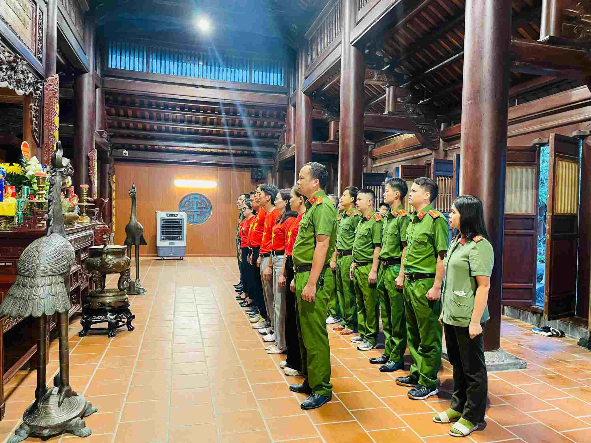 Le dang huong tuong niem Tong Bi thu Le Hong Phong. Anh: Ngoc Anh