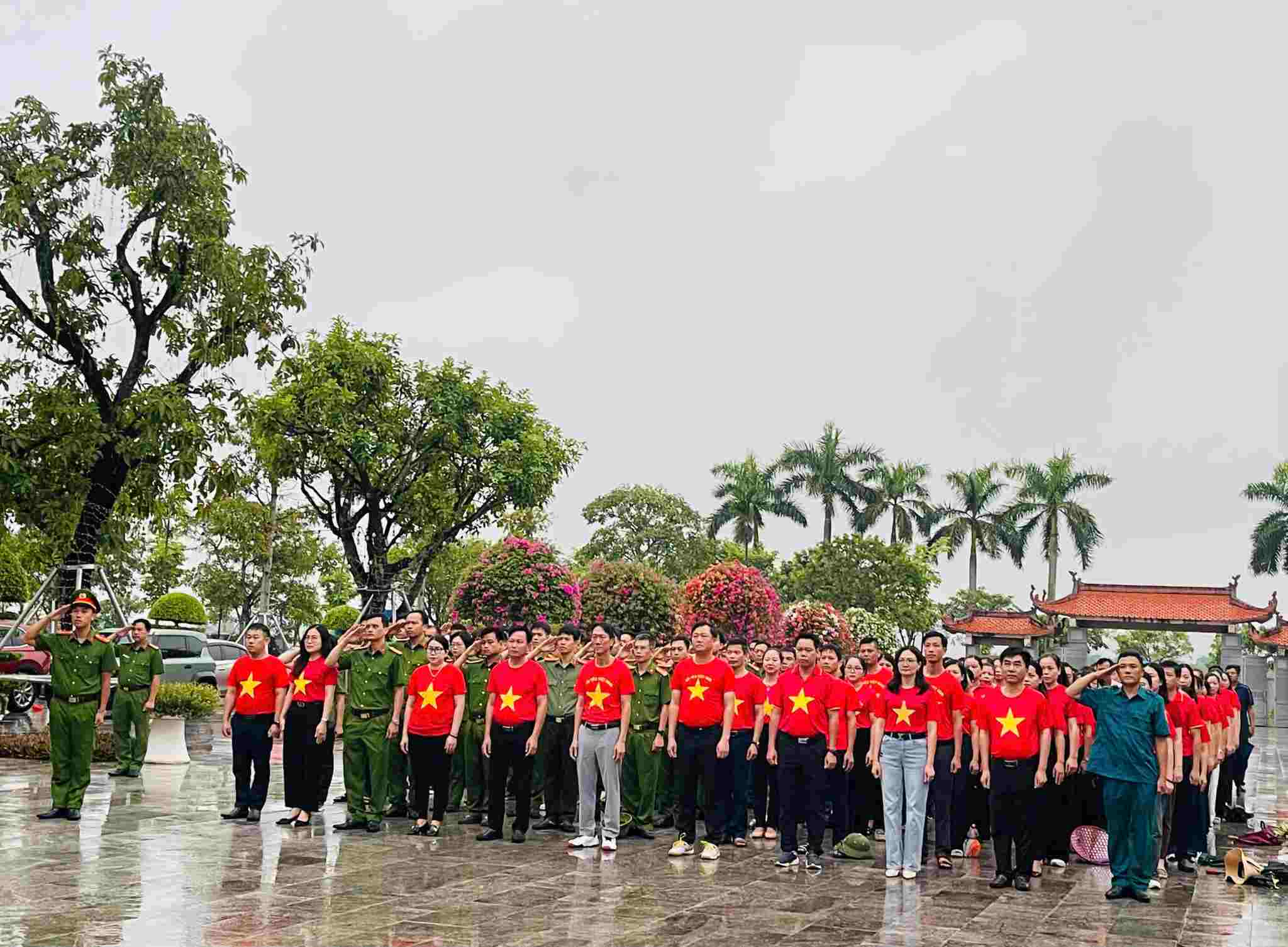 Solemnly hold a flag-raising ceremony at the memorial site of General Secretary Le Hong Phong. Photo: Ngoc Anh
