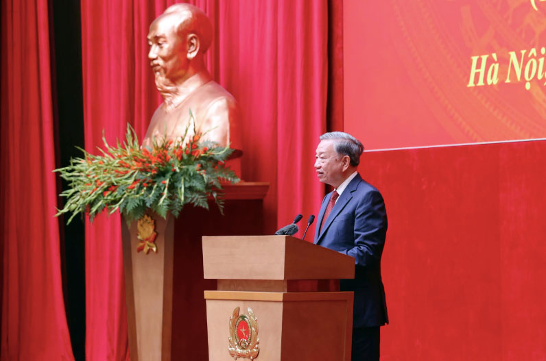 또 람 총비서가 간담회에서 발언하고 있습니다. 사진: 공안부