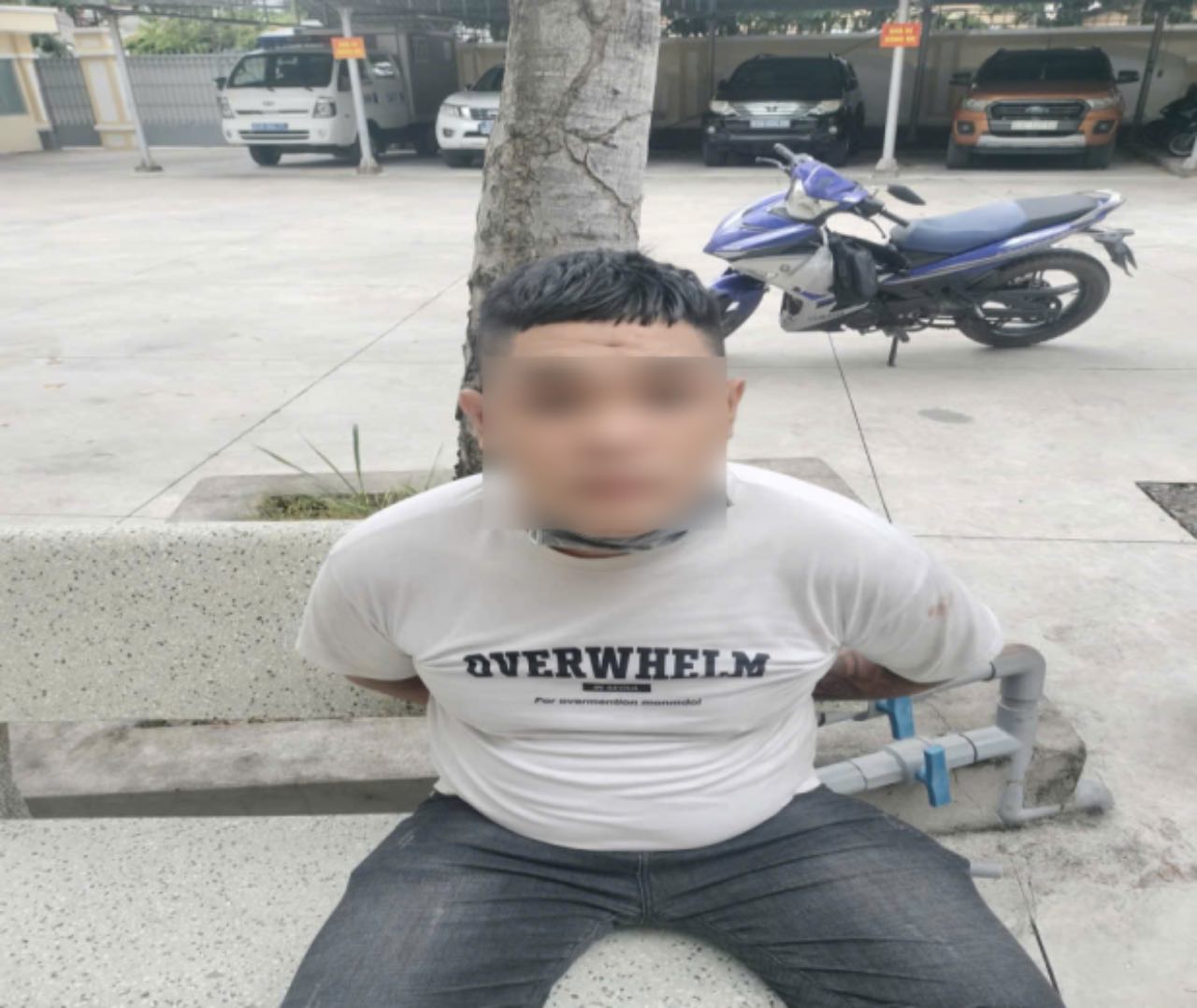 용의자 Le Nguyen Tai D는 훔친 오토바이 증거물과 함께 제압되어 체포되었습니다. 사진: Dong Thap 지방 경찰