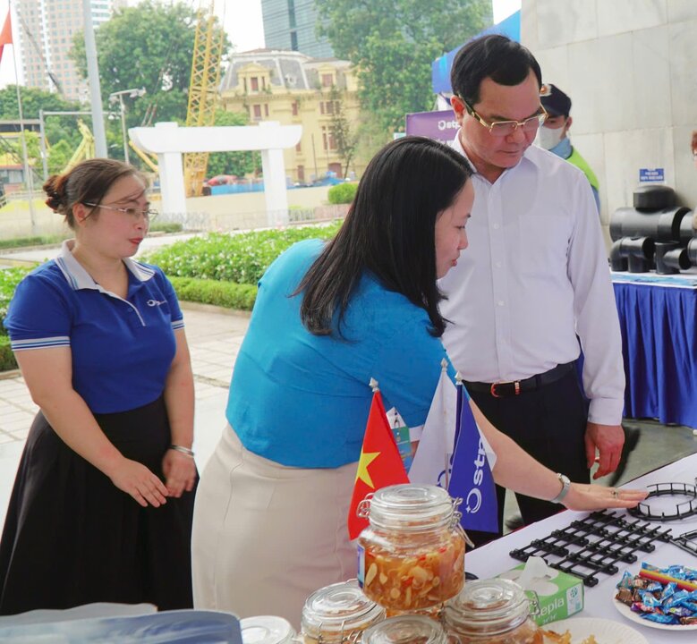 Nguyen Dinh Khang 베트남 노동총연맹 위원장이 2025년 창의적인 노동의 날 행사에서 HDPE 재료를 사용한 첨단 해양 양식 모델과 STP 그룹 주식회사의 연골 해초 가치 사슬 개발에 대한 소개를 듣고 있습니다. 사진: Hai Van