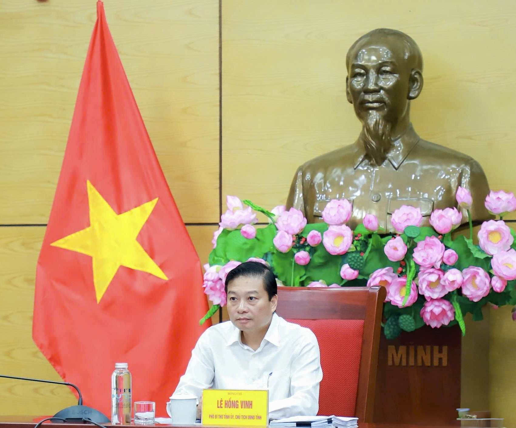 Ong Le Hong Vinh - Pho Bi thu Tinh uy, Chu tich UBND tinh chu tri tai diem cau UBND tinh Nghe An. Anh: Thanh Duy