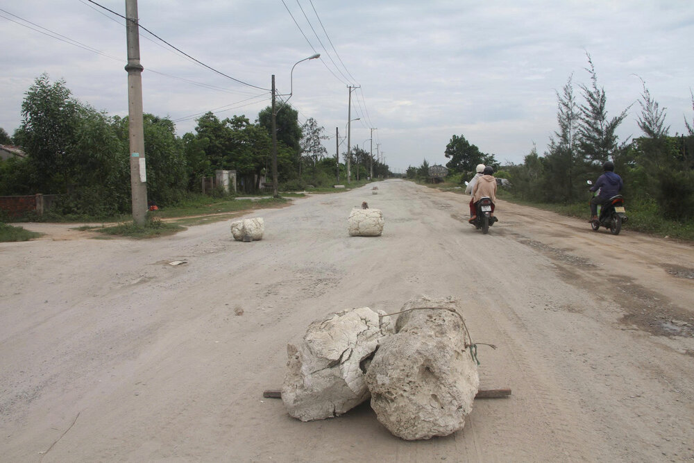 車両の速度を制限するために、クアンガイの住民はプラスチック製の箱、木製の椅子、タオルなどの物を道路の真ん中に置いた。写真:Vien Nguyen