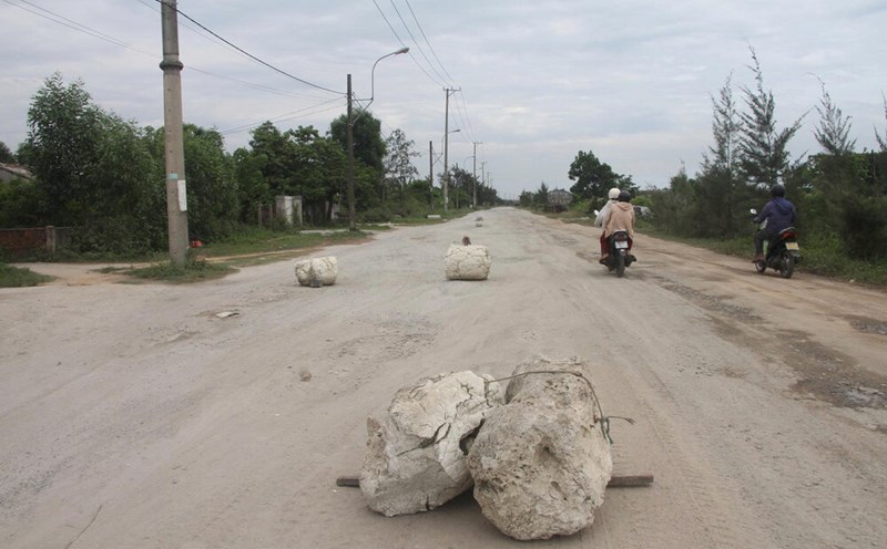 To limit the speed of vehicles, Quang Ngai residents placed items such as plastic boxes, wooden chairs, and foam in the middle of the road. Photo: Vien Nguyen