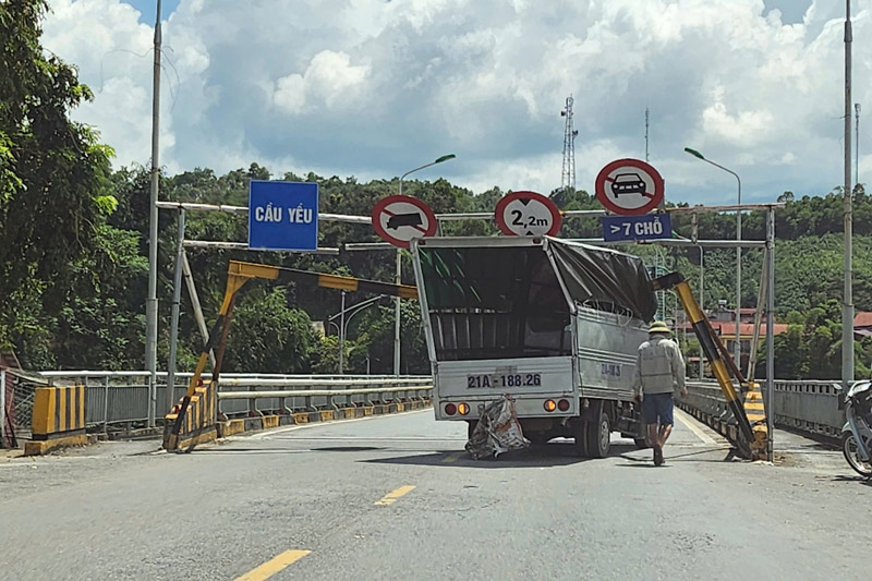 Dù có biển báo hạn chế chiều cao nhưng vẫn có xe tải cố tình đi qua. Ảnh: Người dân cung cấp