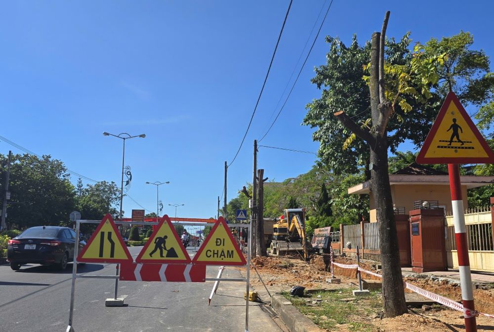 緑の木は、承認された計画に従って別の場所に移動する準備をするために切断されます。しかし、投資家は現在、現状を保持し、Hung Vuongの歩道改修プロジェクトに他のアイテムを構築しています。写真：ぶら下がっています