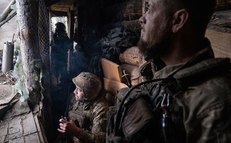 Ukrainian soldiers sit in a shelter. Photo: AFP