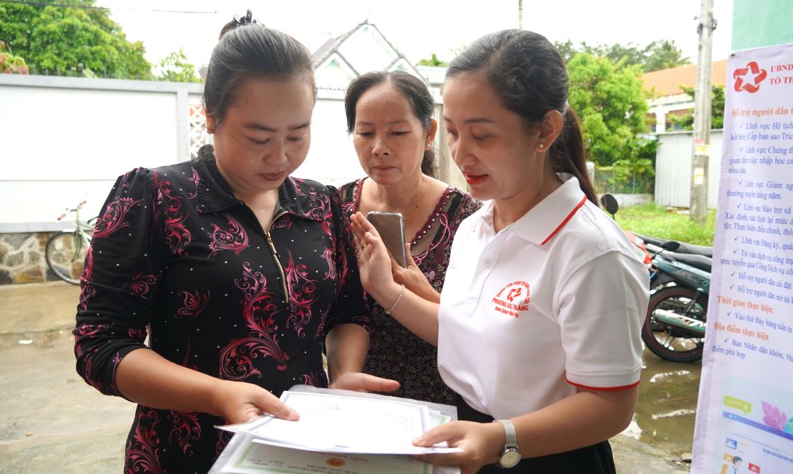 Ba Lam Thi My Nhien, Pho Giam doc Trung tam phuc vu hanh chinh cong phuong Soc Trang truc tiep tiep nhan, ho tro ho so cho nguoi dan. Anh: Phuong Anh