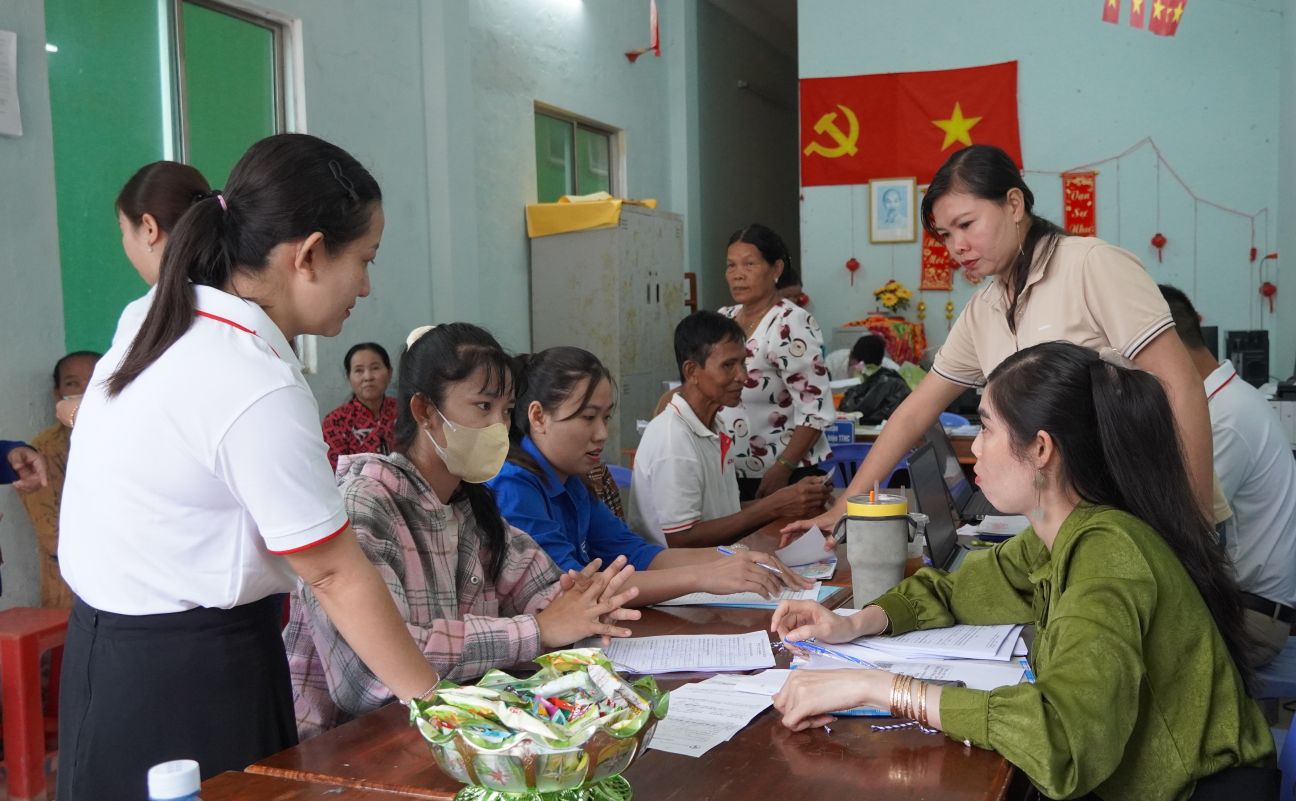 Nguoi dan den lam thu tuc hanh chinh tai tru so khom 5, phuong Soc Trang, TP Can Tho. Anh: Phuong Anh