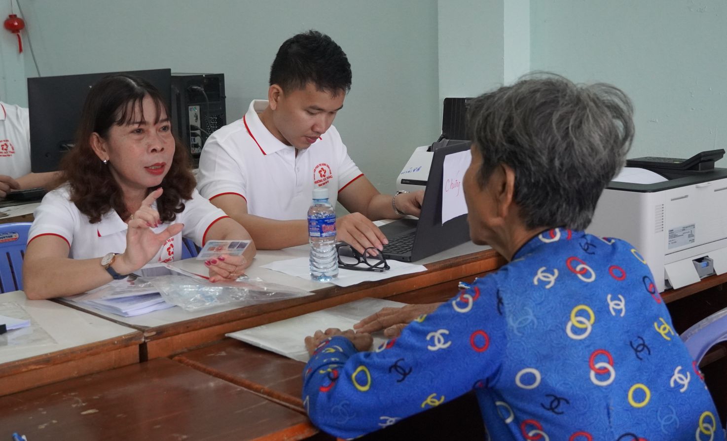Without having to go far, people in Hamlet 5, Soc Trang Ward, Can Tho City are supported with administrative procedures right next to their homes. Photo: Phuong Anh