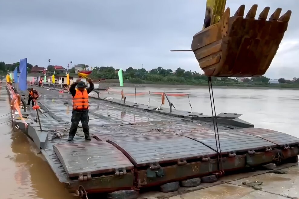 The operator will cut the Phong Chau pontoon bridge on the evening of August 16. Photo: Colonel Nguyen Dang Chien.