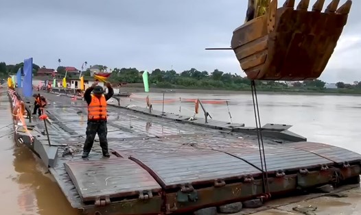 Đơn vị vận hành sẽ cắt cầu phao Phong Châu vào tối 16.8. Ảnh: Đại tá Nguyễn Đăng Chiến.