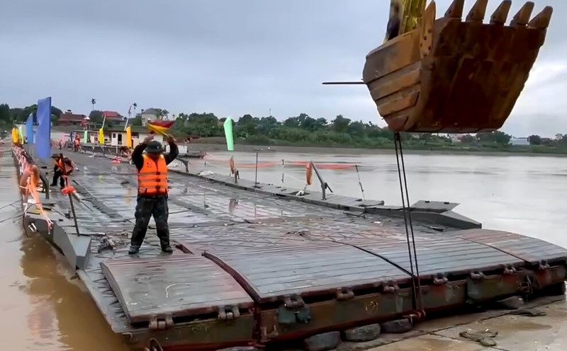 The operator will cut the Phong Chau pontoon bridge on the evening of August 16. Photo: Colonel Nguyen Dang Chien.