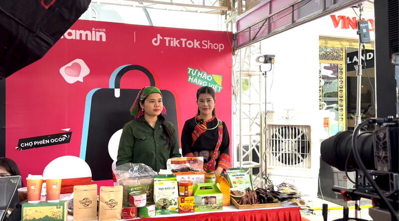 Tiktoker Mai Tay Bac, Co Tho Oi accompany Lang Son farmers to "close the order" online. Photo: Khanh Linh