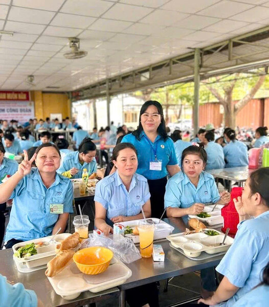 함탕동 노동조합 위원장 – 쩐 티 쑤언 탐 여사가 판티엣 수출 봉제 주식회사에서 열린 노동조합 식탁에 참석하고 있습니다. 사진: Do Lam