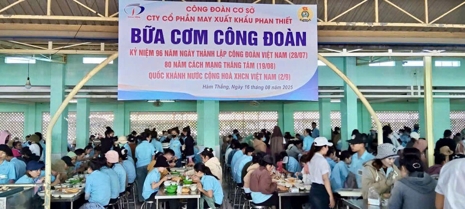 Hon 2.800 cong nhan Cong ty Co phan May Xuat khau Phan Thiet phan khoi du “Bua com Cong doan”. Anh: Do Lam