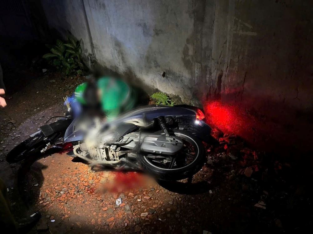 The driver died after chasing the perpetrator with a wound on his neck. The incident occurred on the evening of August 15 in an alley in Ho Chi Minh City. Photo: Chinh Hoang