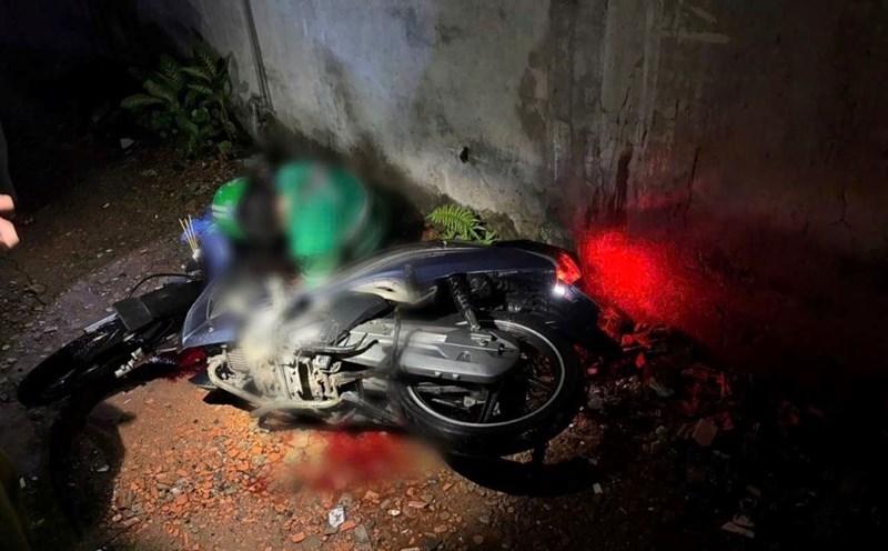 The driver died after chasing the perpetrator with a wound on his neck. The incident occurred on the evening of August 15 in an alley in Ho Chi Minh City. Photo: Chinh Hoang