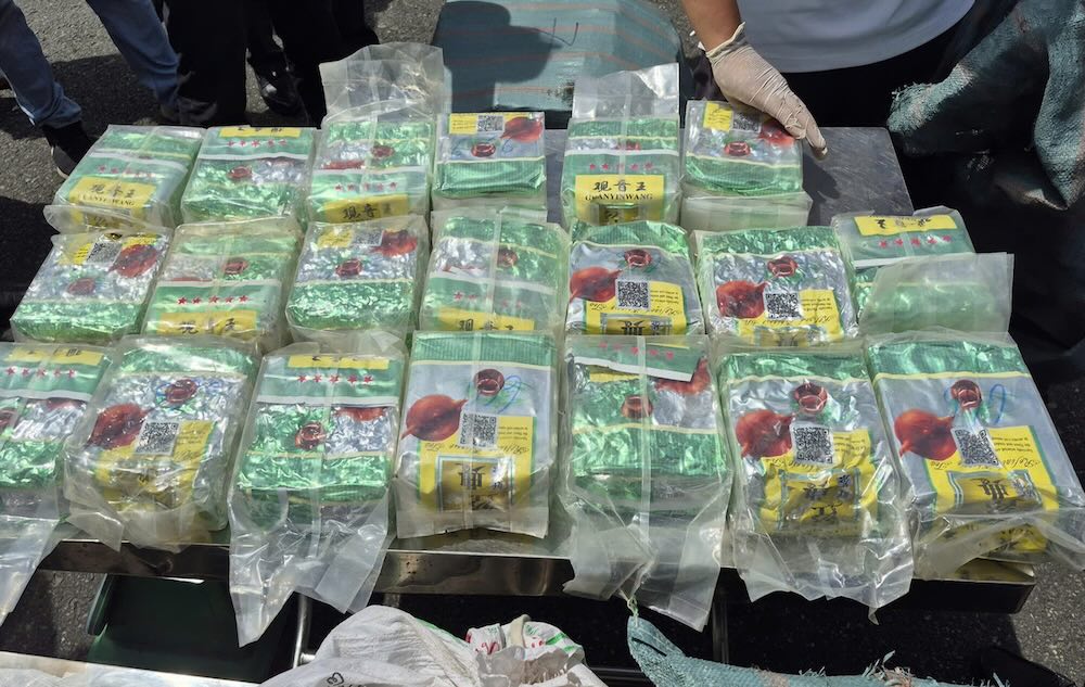 Arrested 2 subjects transporting nearly 300kg of drugs.