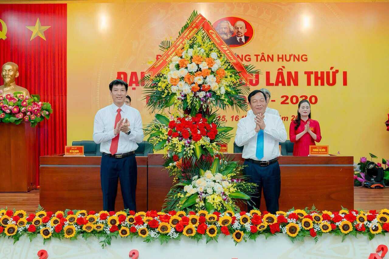 Mr. Le Van Hieu - Deputy Secretary of the City Party Committee, Chairman of the Hai Phong City People's Council presented flowers to congratulate the 1st Tan Hung Ward Party Congress. Photo: Mai Huong