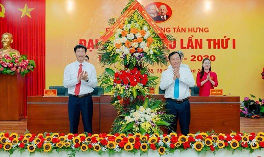 Ông Lê Văn Hiệu - Phó Bí thư Thành ủy, Chủ tịch HĐND TP Hải Phòng tặng hoa chúc mừng Đại hội đại biểu Đảng bộ phường Tân Hưng lần thứ I. Ảnh: Mai Hương