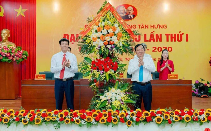 Mr. Le Van Hieu - Deputy Secretary of the City Party Committee, Chairman of the Hai Phong City People's Council presented flowers to congratulate the 1st Tan Hung Ward Party Congress. Photo: Mai Huong