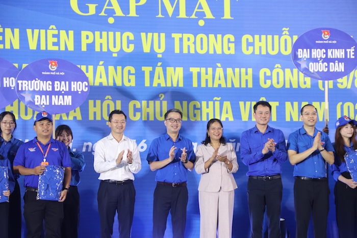 Cac tinh nguyen vien da duoc trao dong phuc, the. Anh: Nguyen Linh