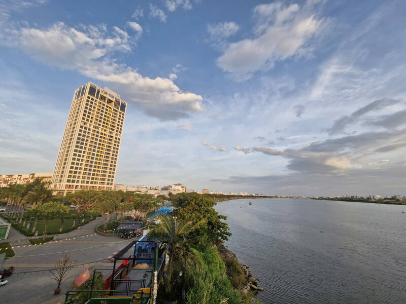 ダナン市ハン川沿いの宅地ファンドは投資家を惹きつけています。写真:Thu Giang