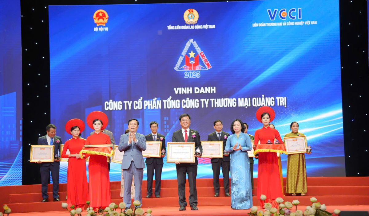 꽝찌 무역 총공사 주식회사가 노동자를 위한 모범 기업으로 선정되었습니다. 사진: H.응우옌