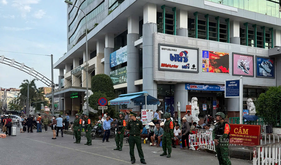 Lực lượng biên phòng ra quân xử lý tình trạng đổi ngoại tệ trái phép sau phản ánh của Báo Lao Động. Ảnh: Trọng Lộc
